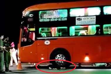 Nghi án thanh niên lao ra đường chặn xe, bị xe khách cán chết