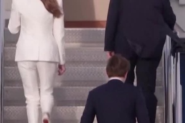 Barron Trump cùng cha mẹ lên chuyên cơ di chuyển tới Washington, D.C.