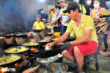 Xem các "siêu đầu bếp" ở chùa đổ bánh xèo nhanh như máy