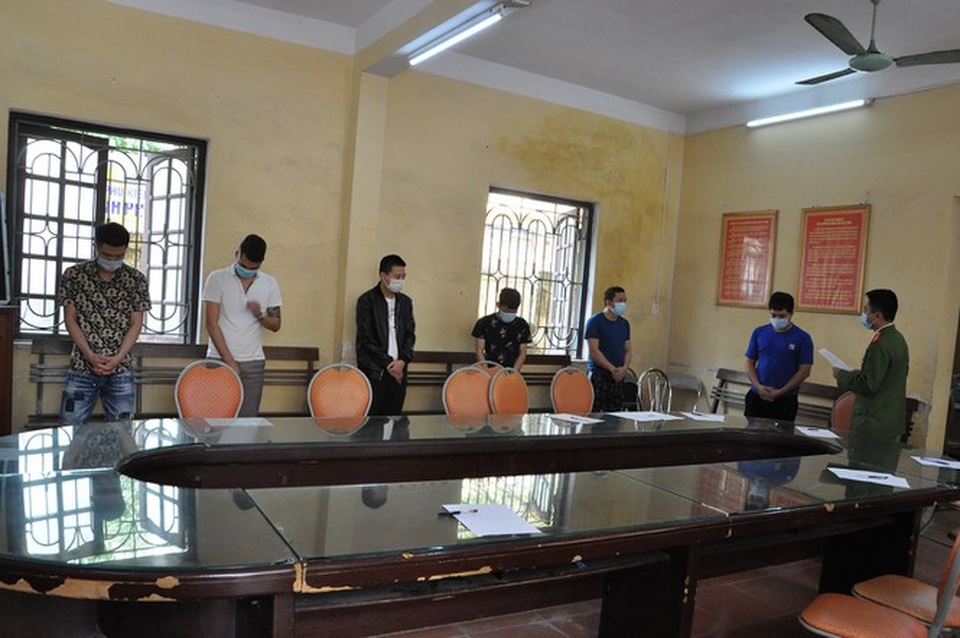 5 cô gái trẻ và 6 nam thanh niên mở tiệc ma túy trong khách sạn - 2