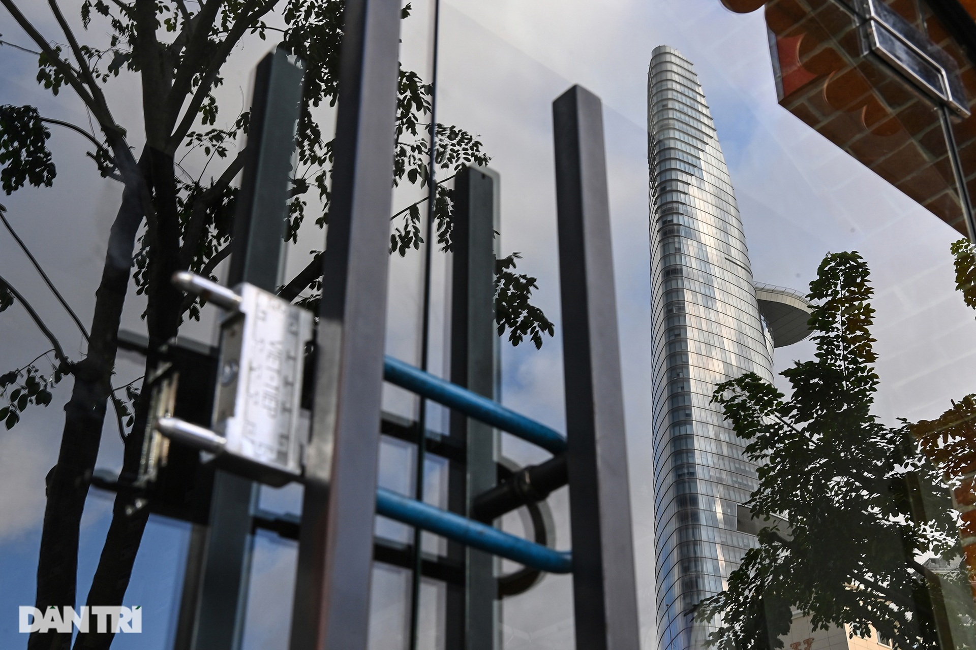 Tràn ngập biển cho thuê, bán nhà trên các tuyến phố trung tâm Sài Gòn - 2