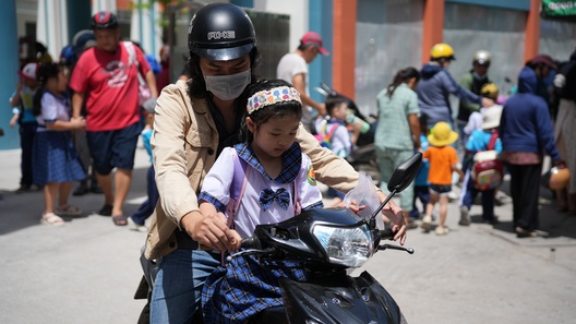 Nỗi khổ đón con của phụ huynh TPHCM khi bán trú chưa mở