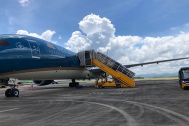 Chuyến bay đầu tiên chở hơn 300 người Việt từ châu Phi về nước