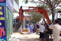 Đà Nẵng: Ra quân đập bỏ các ki-ốt dựng trái phép để rao bán đất