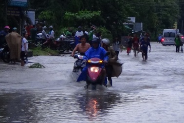 Đường biến thành sông sau trận mưa kéo dài 4 giờ