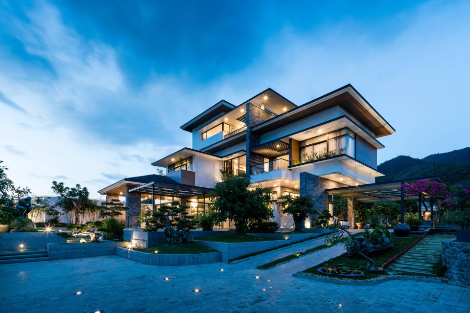 Biệt phủ rộng 3.600 m2, có cả tầng hầm nhìn “xuyên thấu” hồ cá Koi - 3