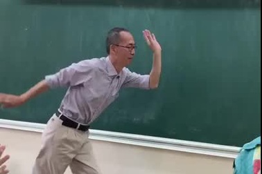 Màn múa minh hoạ bài “Bụi phấn” của thầy Lê Bá Khánh Trình trong giờ học