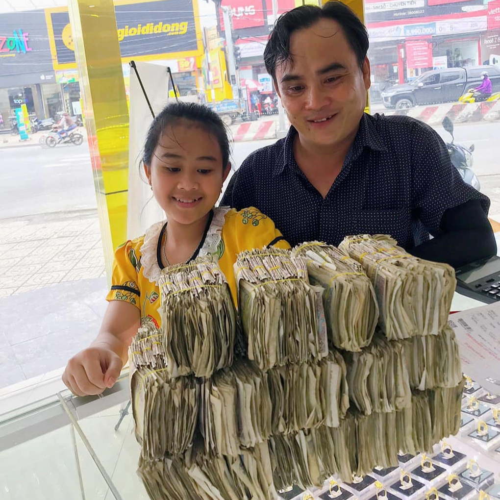 Hai chị em bỏ ống heo 3 năm được 6kg tiền lẻ đi mua vàng tặng cha - 1 Hai chị em bỏ ống heo 3 năm được 6kg tiền lẻ đi mua vàng tặng cha - 1