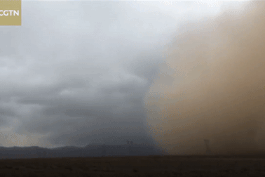 Bão cát như “nuốt chửng” một huyện ở Trung Quốc