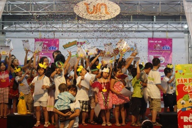 Các “công dân nhí” gây quỹ từ thiện “Rồng Vin nhân ái”