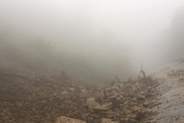 Hàng chục khối đất đá sạt lở, đổ sập xuống quốc lộ 8A