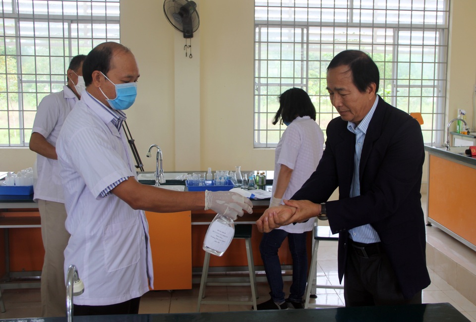 Phú Yên: Các trường THPT vệ sinh, sát khuẩn… đón học sinh trở lại ngày 2/3 - 7 Phú Yên: Các trường THPT vệ sinh, sát khuẩn… đón học sinh trở lại ngày 2/3 - 7