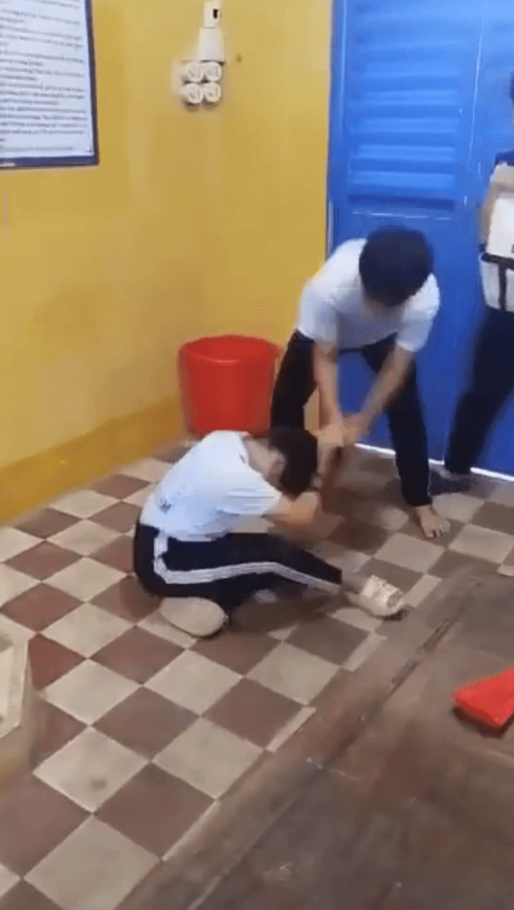 Serie von Schülerkämpfen, die zu Krankenhausaufenthalten führten, Schulleiter muss Verantwortung übernehmen - 1 Loạt vụ học sinh đánh nhau nhập viện, hiệu trưởng phải chịu trách nhiệm - 1
