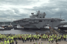Xem tàu sân bay lớn nhất của Anh lần đầu rẽ sóng