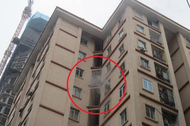 Hà Nội: Cháy chung cư 11 tầng, nhiều người hoảng loạn