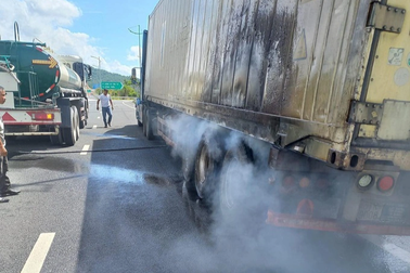 Xe container "may mắn" bốc cháy ngay gần xe chở nước