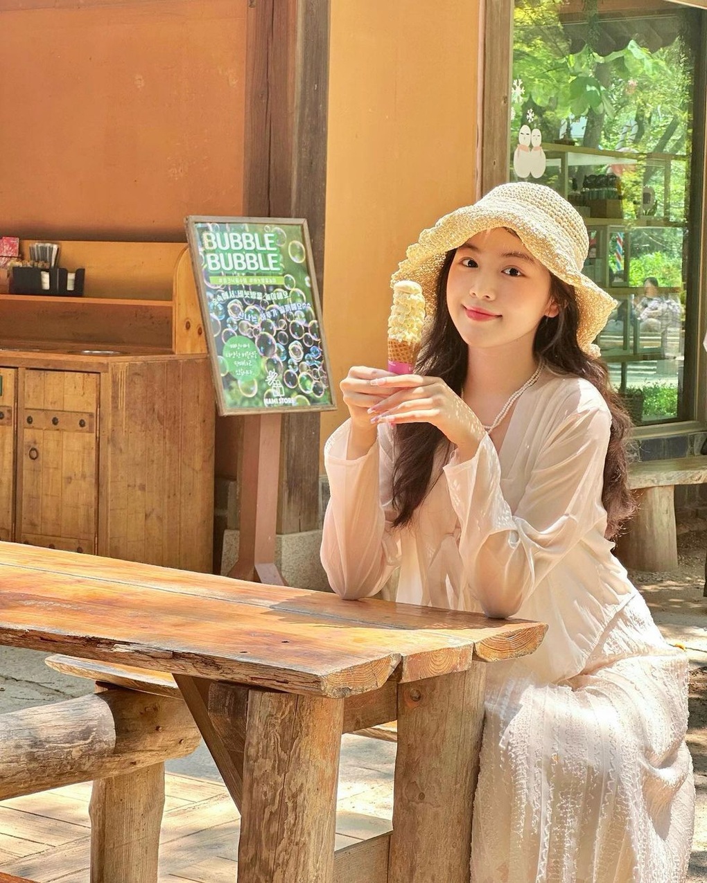 Hai con gái MC Quyền Linh thích diện váy ngắn tôn chân thon dài - 3 Hai con gái MC Quyền Linh thích diện váy ngắn tôn chân thon dài - 3