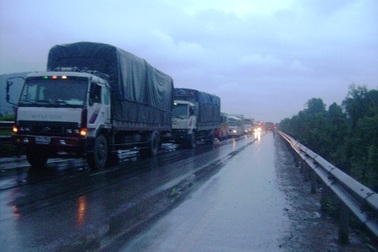 Xe tải chở cát lật ngang, Quốc lộ 1A tê liệt nhiều giờ