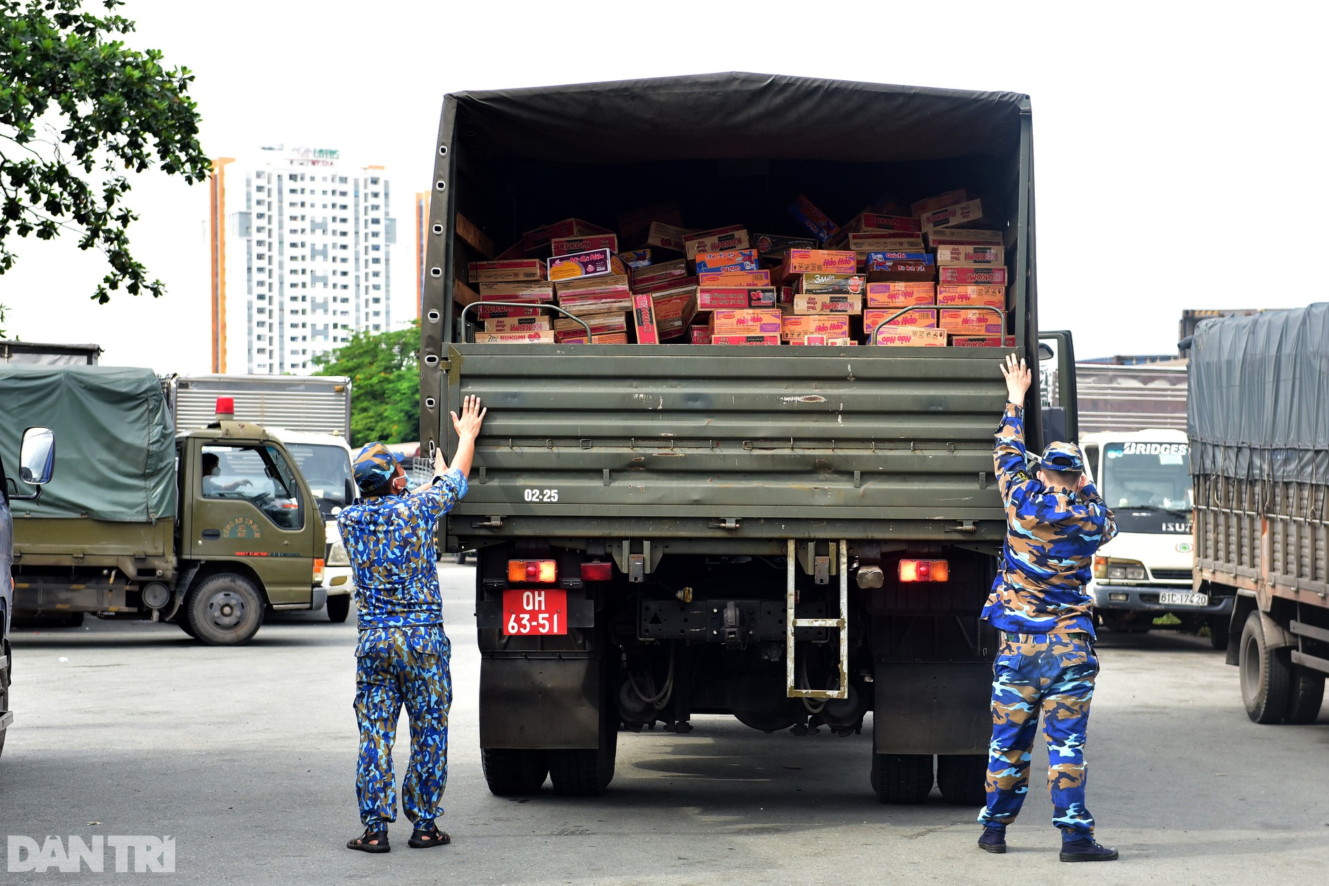 Hơn 300 tấn nhu yếu phẩm nhân dân tỉnh Hòa Bình gửi tặng đã vào tới TPHCM - 12 Hơn 300 tấn nhu yếu phẩm nhân dân tỉnh Hòa Bình gửi tặng đã vào tới TPHCM - 12