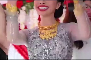 Clip cô dâu đeo đầy vàng "quẩy" cực sung trong đám cưới