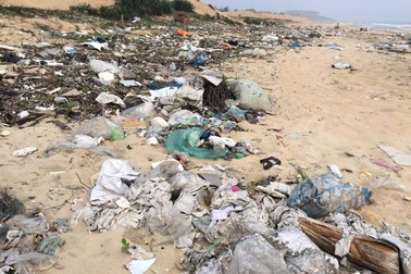 Bãi biển biến thành bãi rác khổng lồ