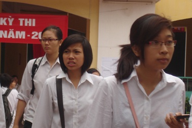 Một thầy giáo ngất xỉu khi đang chấm thi