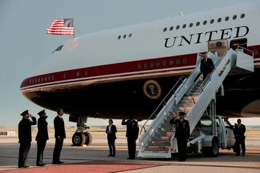 Vừa được sử dụng, "Nhà Trắng trên không" mới của ông Trump sẽ trở lại xưởng