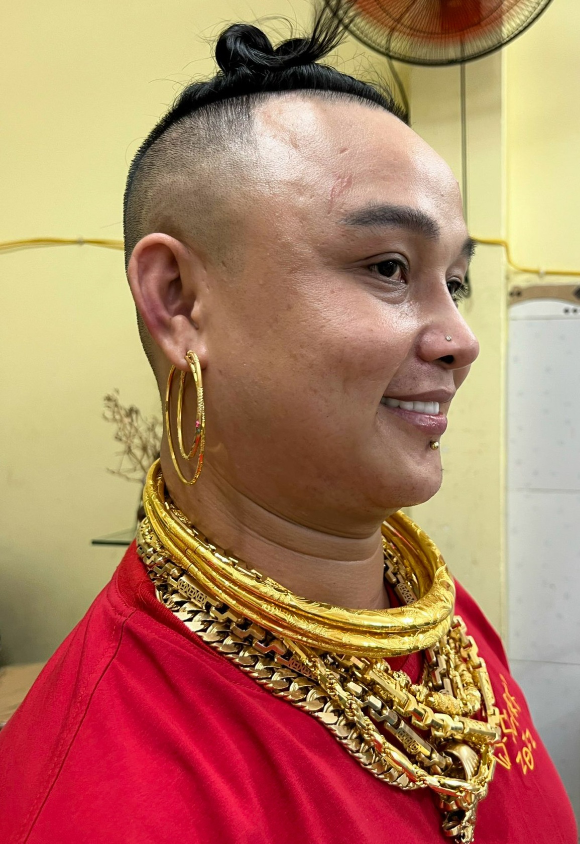Chủ quán dát vàng cơ thể, trầy tay trộn chân gà vẫn không tháo - 2 Chủ quán dát vàng cơ thể, trầy tay trộn chân gà vẫn không tháo - 2