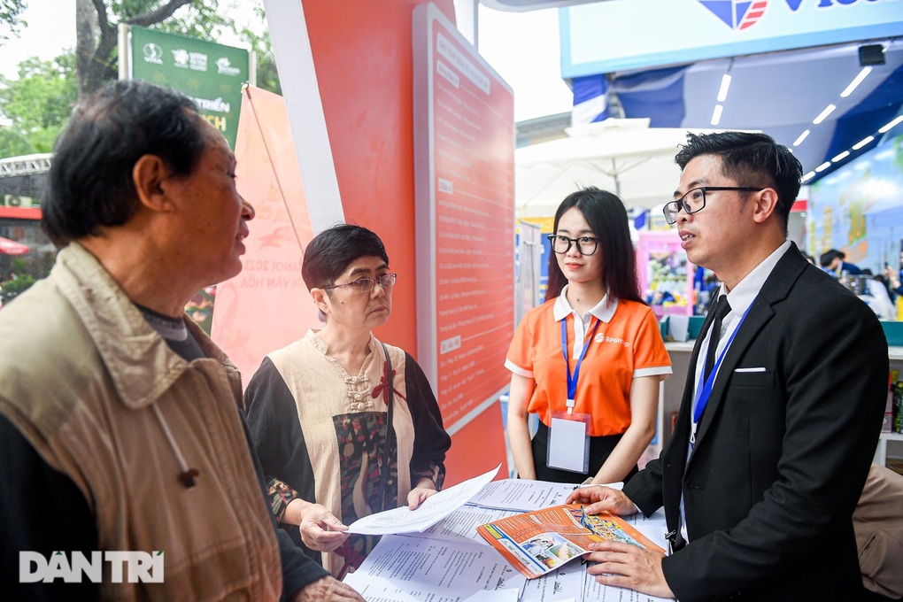 Hàng nghìn người xếp hàng săn tour du lịch giá rẻ tại Hà Nội - 12 Hàng nghìn người xếp hàng săn tour du lịch giá rẻ tại Hà Nội - 12