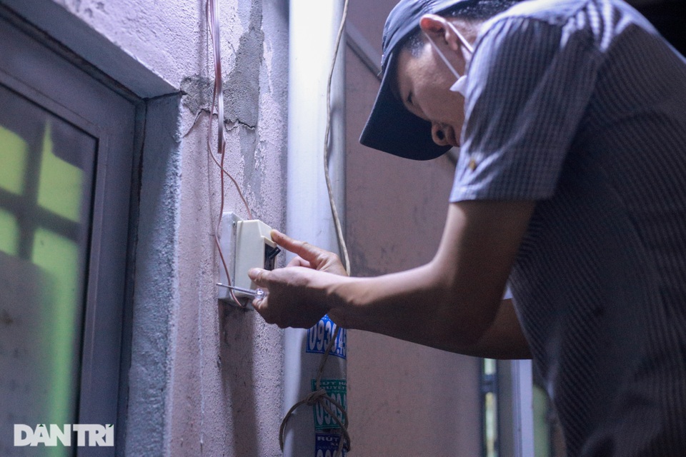 Khó khăn vì Covid-19, người lao động xoay đủ nghề xe ôm, thợ điện, phu hồ - 2