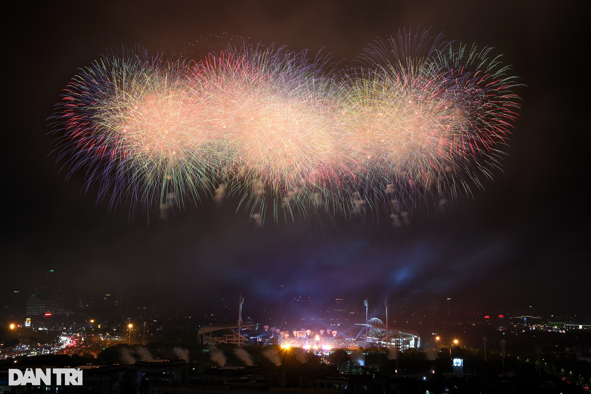 Màn pháo hoa rực rỡ trên SVĐ Mỹ Đình khai mạc SEA Games 31 - 2 Màn pháo hoa rực rỡ trên SVĐ Mỹ Đình khai mạc SEA Games 31 - 2