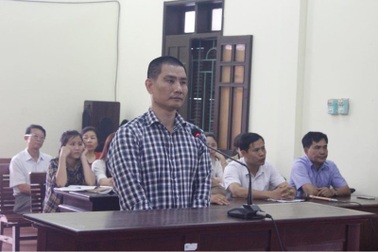 Tài xế vung cùi chỏ với CSGT bị phạt 7 tháng tù treo