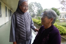 Nữ tu tận tâm với những mảnh đời neo đơn