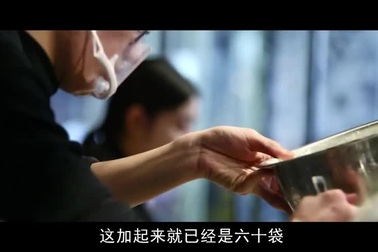 Nếm thử đồ uống ở quán trà "khêu gợi"