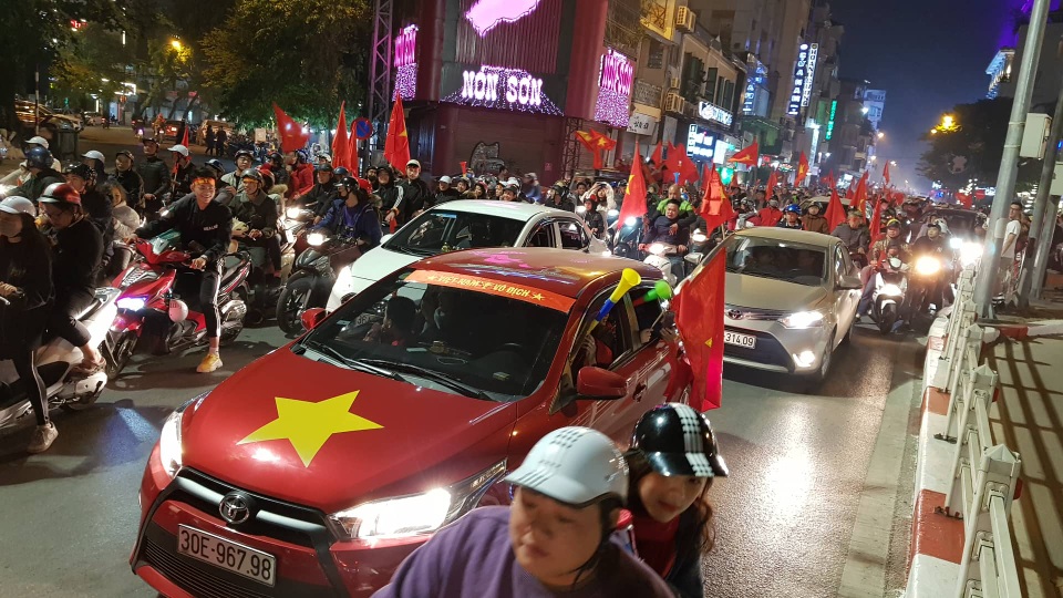 Hàng vạn người hâm mộ xuống đường mừng U22 Việt Nam vô địch SEA Games - 39 Hàng vạn người hâm mộ xuống đường mừng U22 Việt Nam vô địch SEA Games - 39