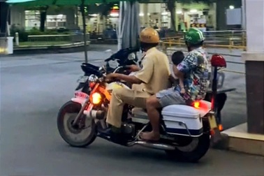 CSGT TPHCM chở cháu bé đang co giật vào bệnh viện cấp cứu kịp thời