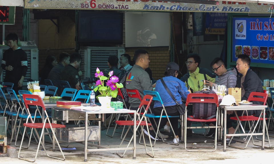 Hàng loạt quán ăn, quán cà phê đông khách trở lại: Ít người đeo khẩu trang - 6 Hàng loạt quán ăn, quán cà phê đông khách trở lại: Ít người đeo khẩu trang - 6