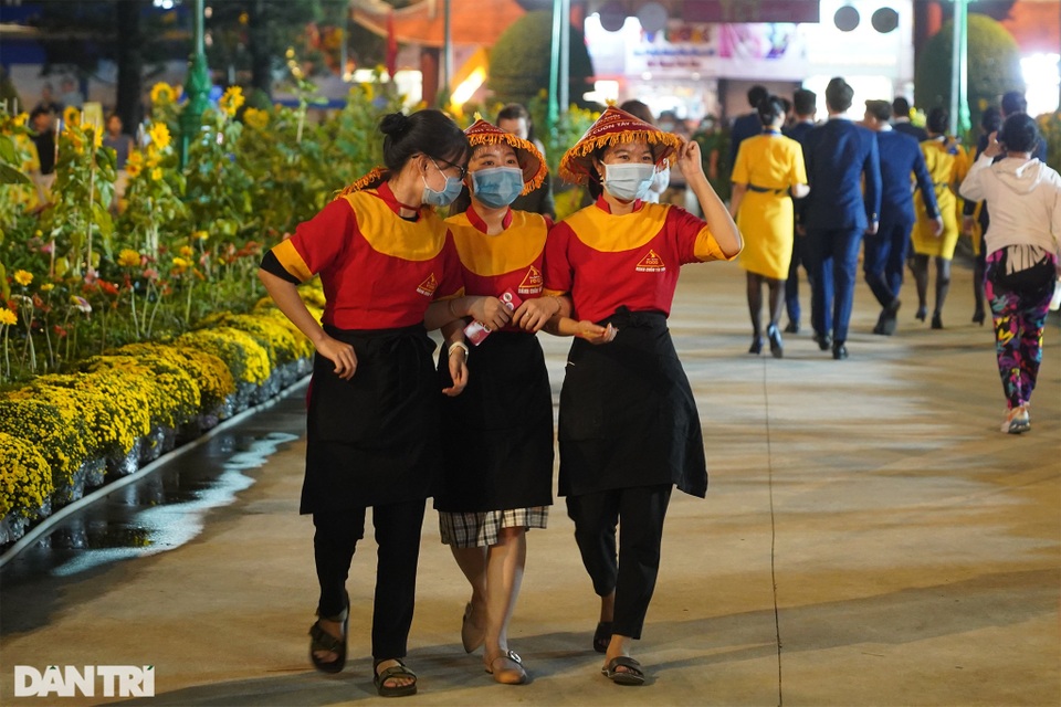 Chủ tịch TPHCM: Chụp ảnh cũng phải đeo khẩu trang - 2 Chủ tịch TPHCM: Chụp ảnh cũng phải đeo khẩu trang - 2