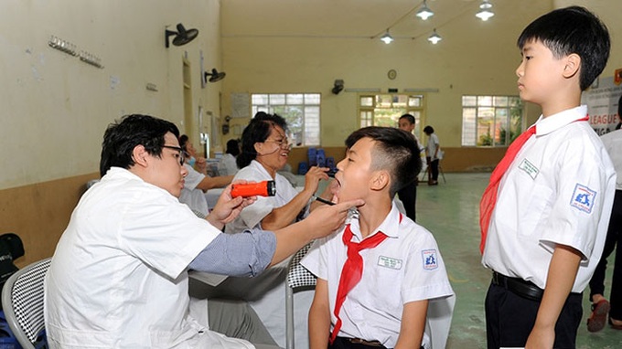 Nhân viên y tế khám phát hiện sớm triệu chứng của các bệnh tật học đường