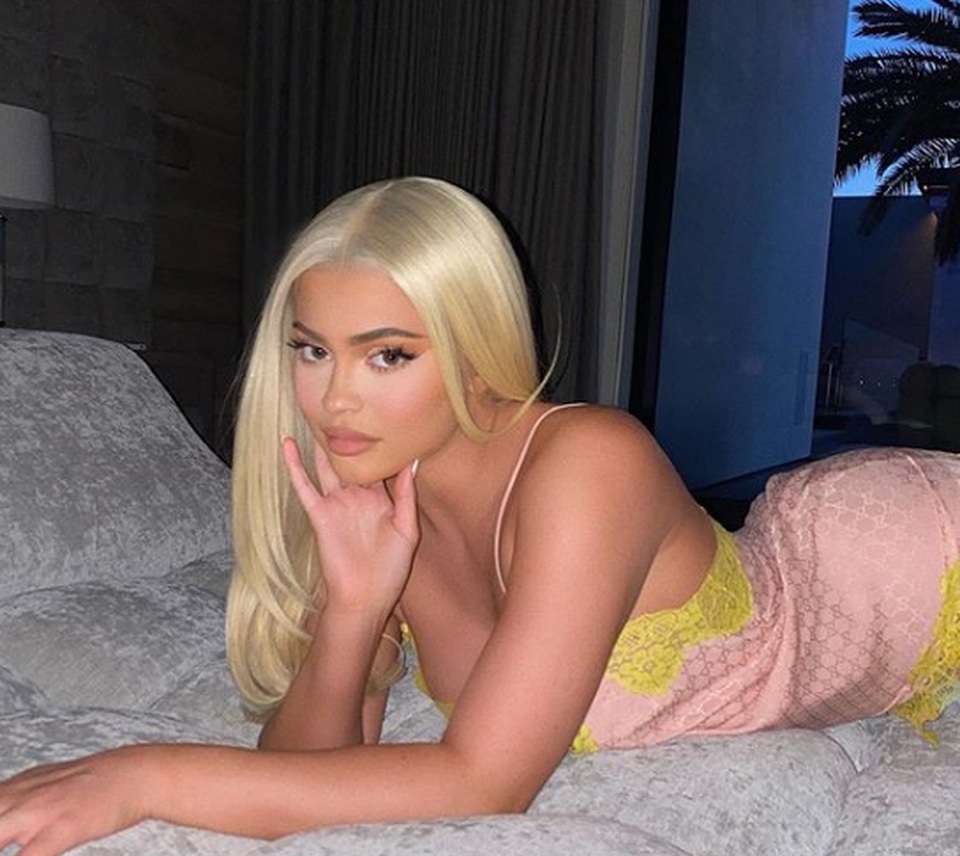 Kylie Jenner bốc lửa trong kỳ nghỉ ở sa mạc - 8 Kylie Jenner bốc lửa trong kỳ nghỉ ở sa mạc - 8