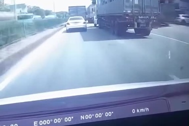 Xe tải chuyển làn ẩu, ép xe con vào dải phân cách cứng