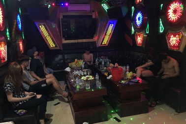 Hốt gọn 22 dân chơi đang tổ chức "tiệc ma túy" trong quán karaoke