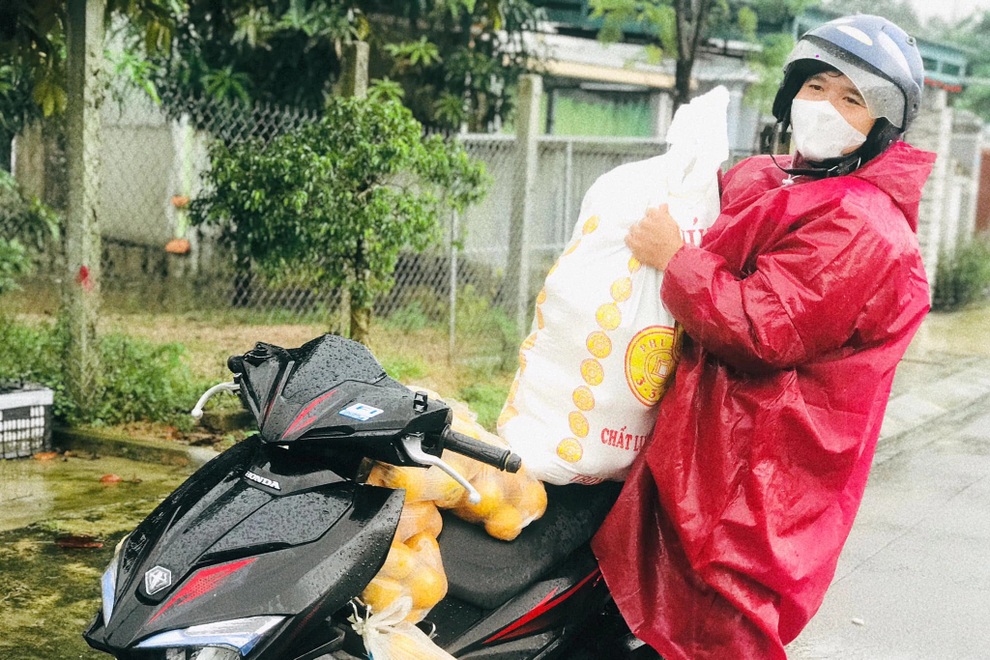Bạn trẻ Quảng Nam đội mưa giúp tiêu thụ cam cho đồng bào vùng biên - 3 Bạn trẻ Quảng Nam đội mưa giúp tiêu thụ cam cho đồng bào vùng biên - 3