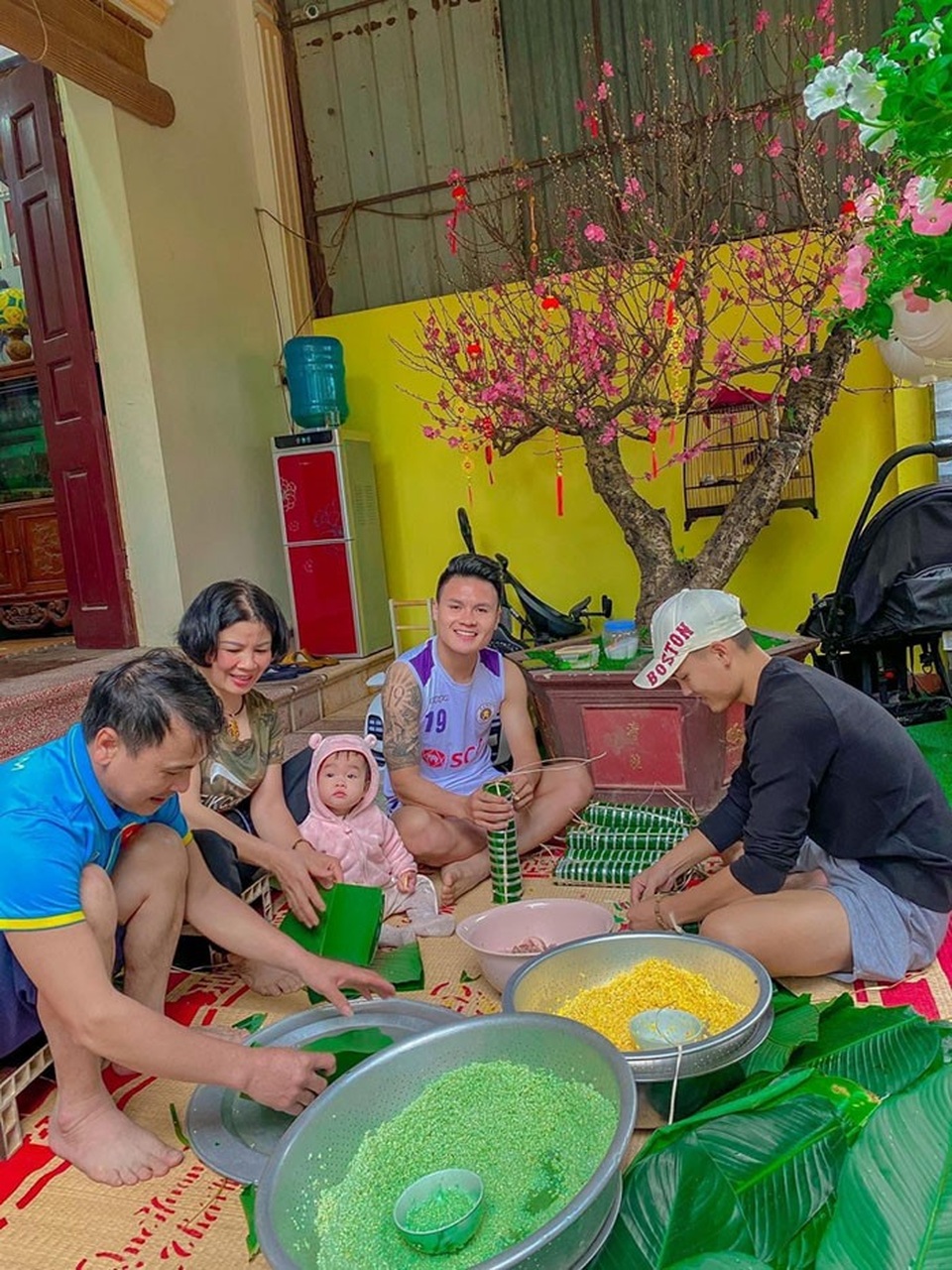Quang Hải, Bùi Tiến Dũng rộn ràng đón Tết - 1 Quang Hải, Bùi Tiến Dũng rộn ràng đón Tết - 1