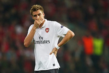 Gặp tai nạn xe hơi, Bendtner vắng mặt trận gặp Olympiakos