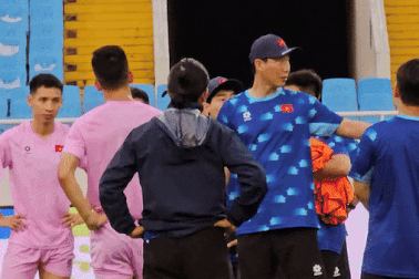 HLV Kim Sang Sik lần đầu rèn chiến thuật cho các học trò trên SVĐ Mỹ Đình