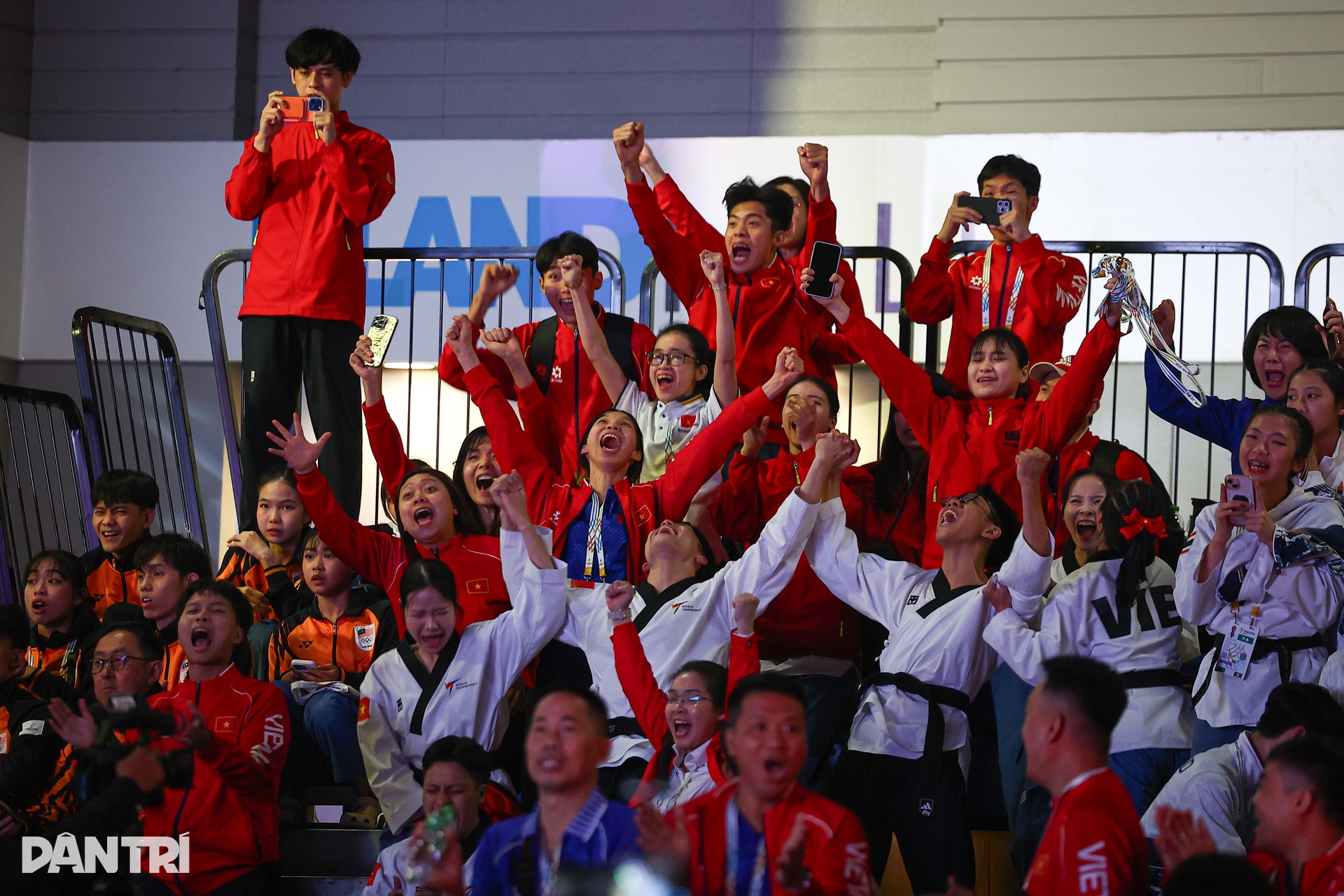 Glädjetårar flödade från taekwondo-atleterna efter att ha vunnit guldmedaljen vid de 33:e SEA-spelen. Giọt nước mắt vỡ oà của các VĐV taekwondo với tấm HCV SEA Games 33 - 5