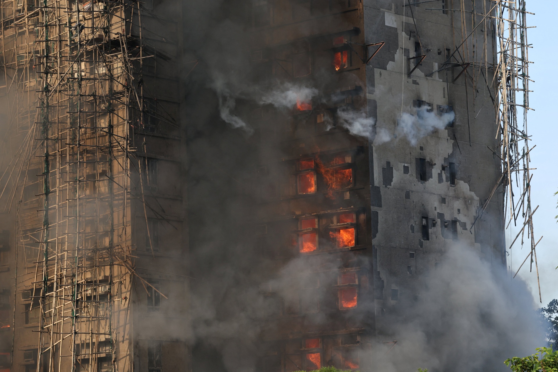 Biển lửa nhấn chìm khu chung cư Hong Kong - 5
