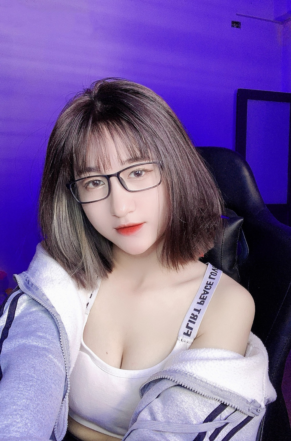 Nghề kiếm bộn tiền và giọt nước mắt tủi hờn sau khi tắt livestream - 3 Nghề kiếm bộn tiền và giọt nước mắt tủi hờn sau khi tắt livestream - 3