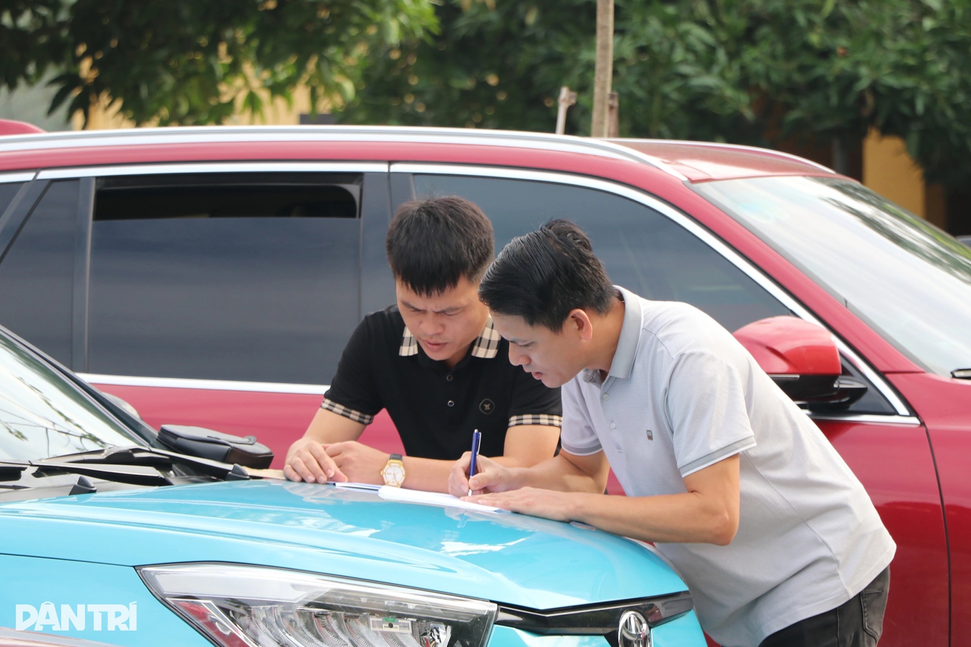 ដីឡូត៍ជនបទចំនួន ១១៤ កន្លែងនៅខេត្តង៉េអានបានបំបែកឯតទគ្គកម្មសម្រាប់ចំនួនពាក្យសុំ ដោយមានតម្លៃចុងក្រោយ ២៩៥ ពាន់លានដុង - ១ 114 lô đất nông thôn ở Nghệ An lập kỷ lục về hồ sơ, được chốt 295 tỷ đồng - 1